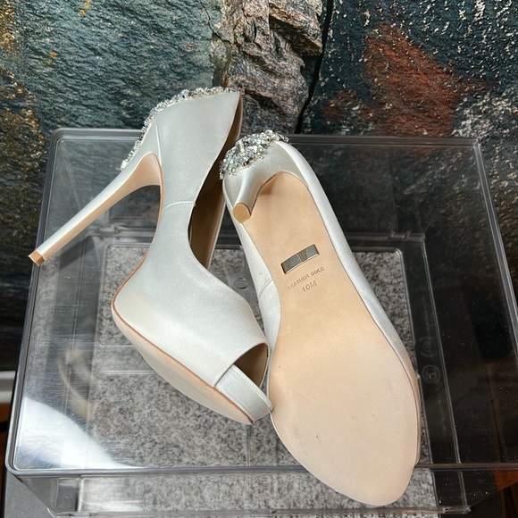 KIARA EMBELLISHED PEEP-TOE PUMP WHITE - Picture 16 of 17